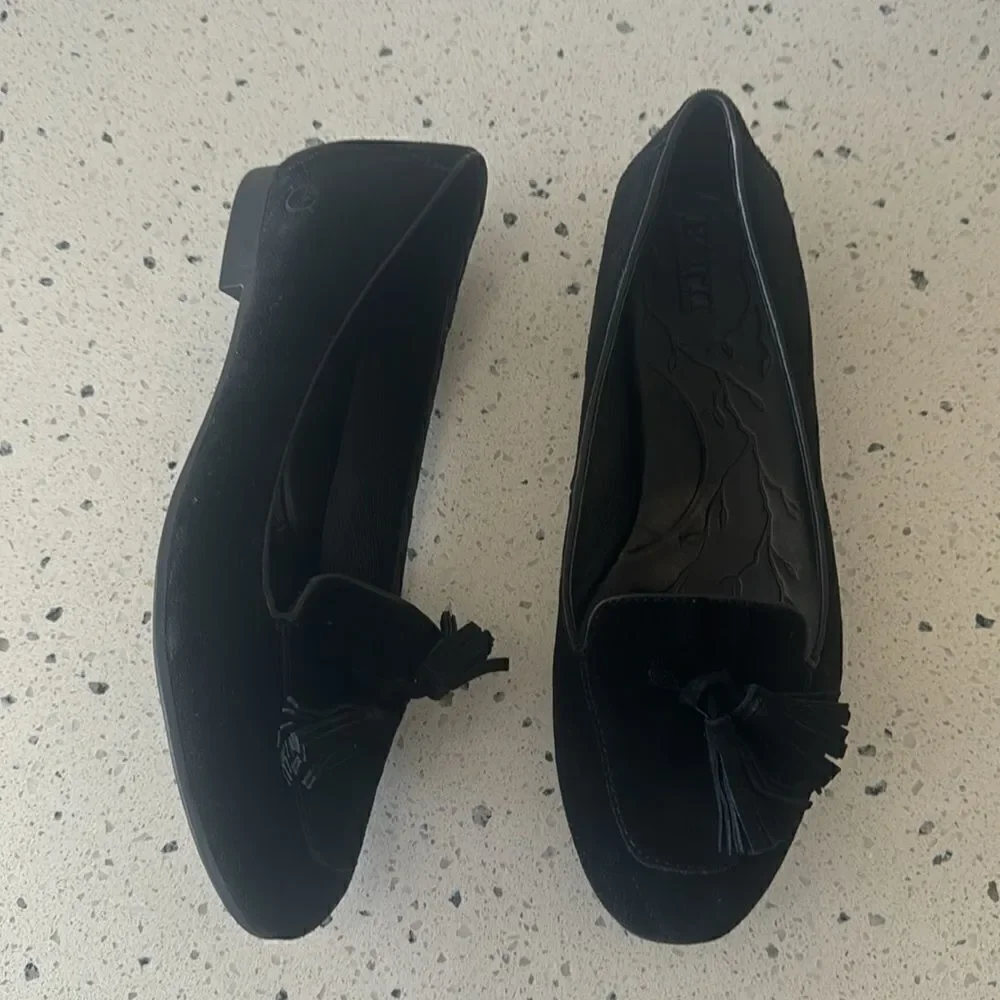 Born Women’s Black Suede Leather Slip On Loafers Flats Tassel Details Size 8.5M